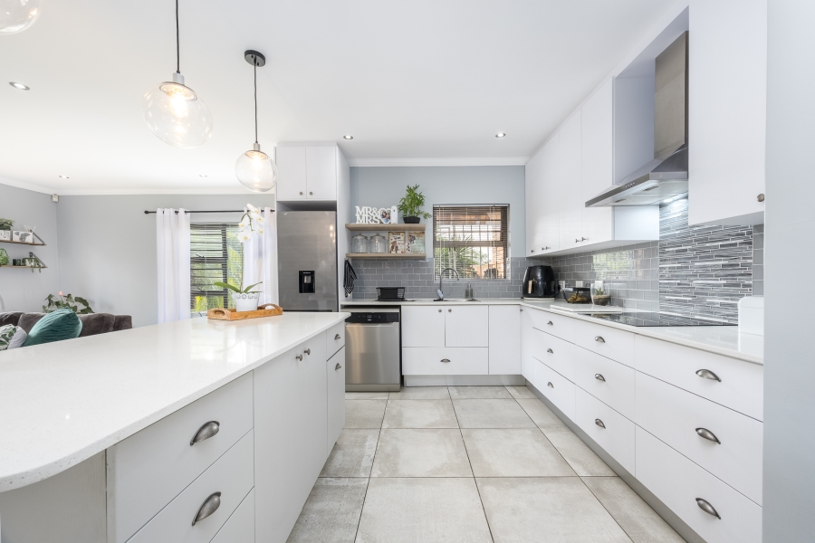 4 Bedroom Property for Sale in Uitzicht Western Cape